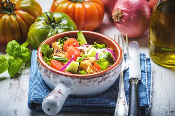 Panzanella, de Italiaanse gerechten op een zomerdagen. — Stockfoto