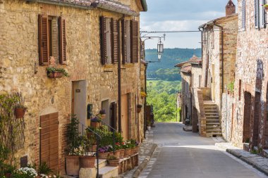 Ortaçağ Tuscan şehrin sokaklarında yaz.