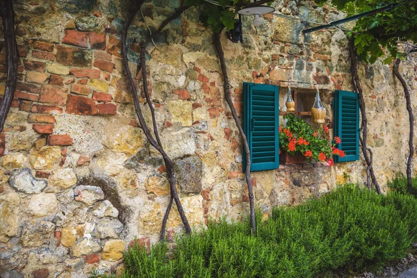 Utanför ett pittoreska stenhus i Toscana, Italien — Stockfoto