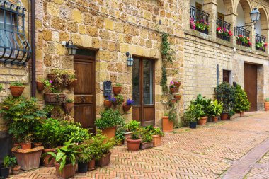 Toskana bölgesindeki eski İtalyanca şehrin sokaklarında çiçek dolu.