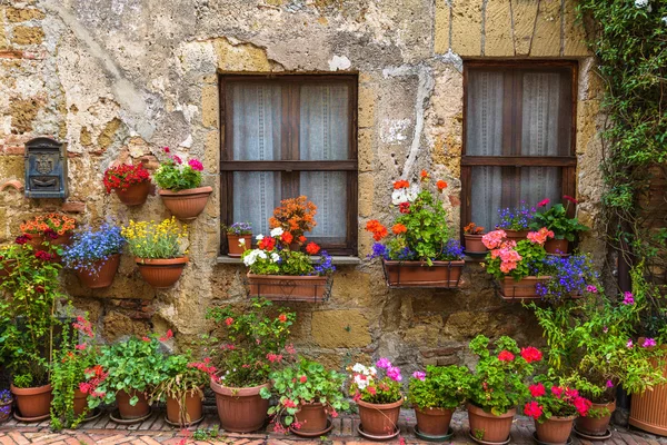 Blumengeschmückte Straßen der alten italienischen Stadt in der Toskana. — Stockfoto