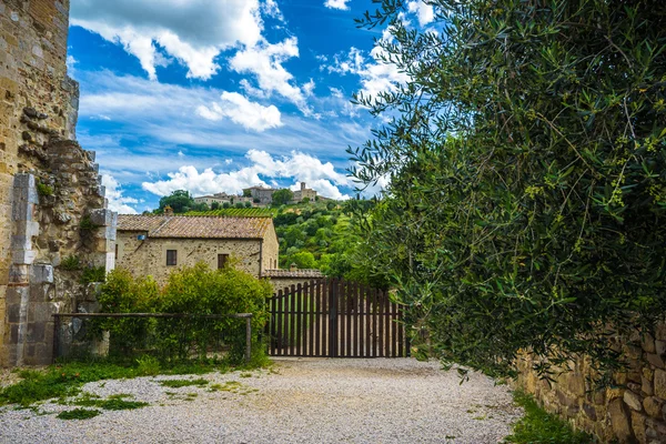 La cima de la colina con la cabaña y las nubes en el cielo . — Foto de Stock