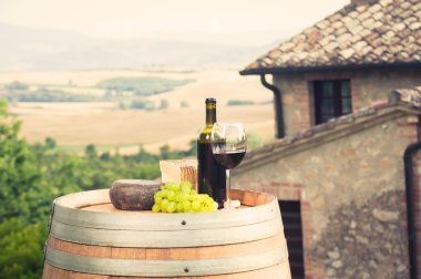 arka plan o ahşap bir varil üzerinde kırmızı şarap, pecorino peyniri