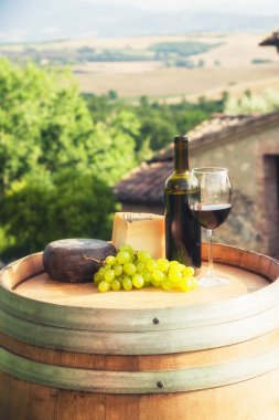 arka plan o ahşap bir varil üzerinde kırmızı şarap, pecorino peyniri