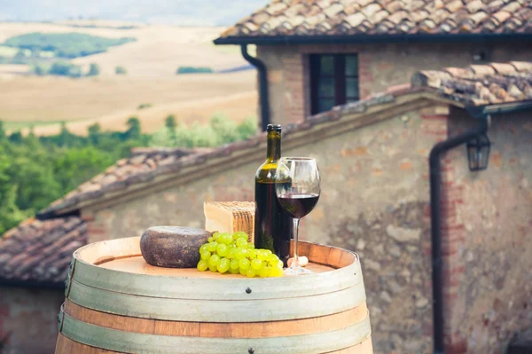 Red wine, pecorino cheese on a wooden barrel in the background o — Stock Photo, Image