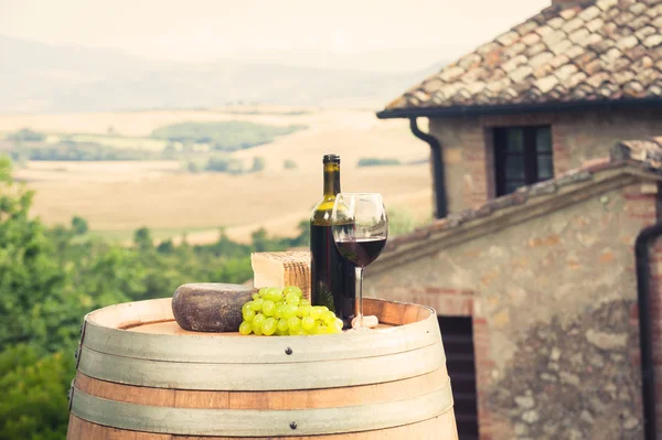 Red wine, pecorino cheese on a wooden barrel in the background o — Stock Photo, Image