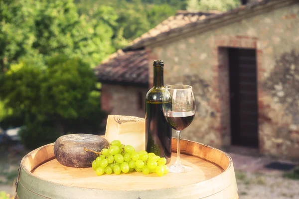 Red wine, pecorino cheese on a wooden barrel in the background o — Stock Photo, Image