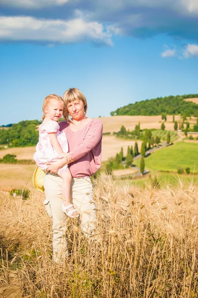 Mother and daughter relaxing in Tuscany Landscape, Italy — Stock Photo, Image