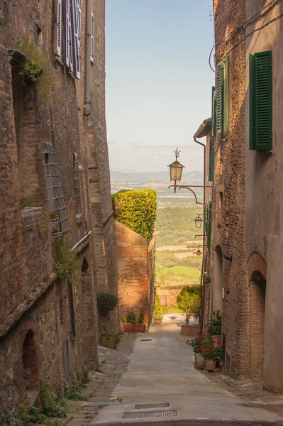 Alte Straßen in der toskanischen Stadt Montepulciano, Italien — Stockfoto