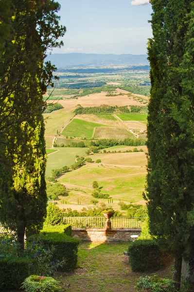 查看来自托斯卡纳的领域，意大利的花园 — 图库照片