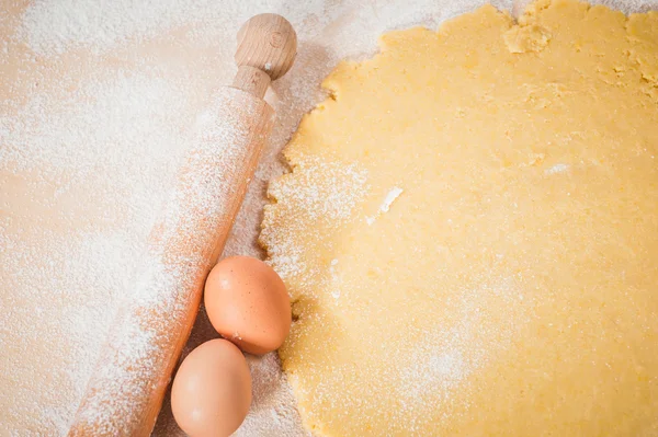 Masa para pastel de Navidad con ingredientes . — Foto de Stock