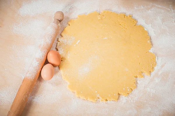 Masa para pastel de Navidad con ingredientes . — Foto de Stock