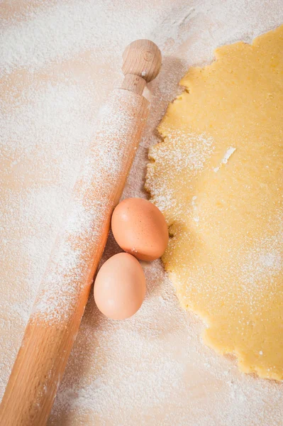 Masa para pastel de Navidad con ingredientes . — Foto de Stock