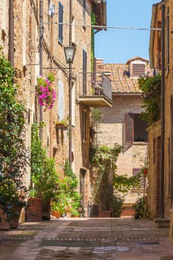 İtalyan şehri pienza Toskana güneşli sokaklarında
