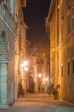 Toskana İtalyan kasabasında gece geç saatte