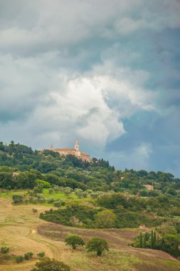 Fırtına atmosferde güzel tuscan kırsal manzara