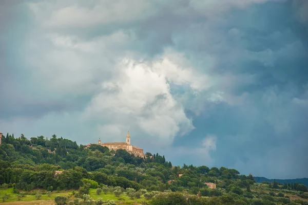 Krásná toskánská venkovská krajina atmosféra v bouři — Stock fotografie