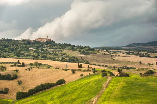 Indah Tuscan pemandangan pedesaan suasana dalam badai — Stok Foto