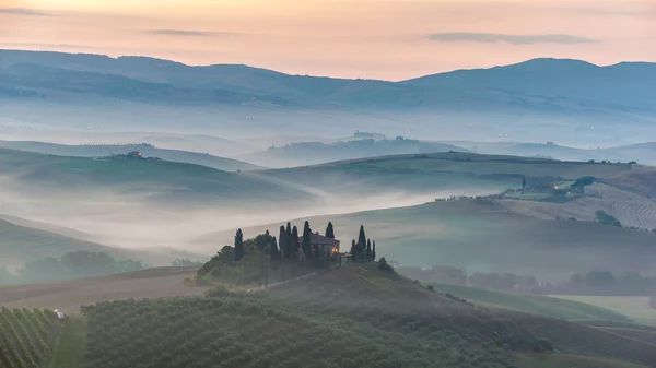 Nacht landschap van de beroemde plekken in Toscane, de belvedere — Stockfoto