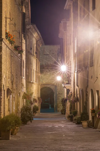 De Italiaanse stad 's avonds laat in Toscane — Stockfoto