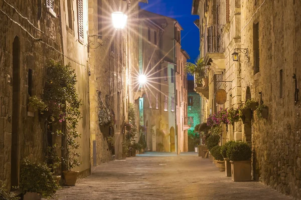 La ville italienne tard dans la nuit en Toscane — Photo