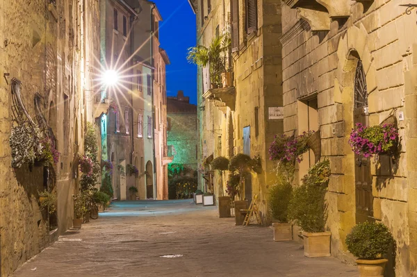 De Italiaanse stad 's avonds laat in Toscane — Stockfoto