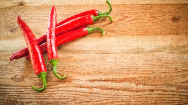 ahşap rustik masa vintage taze ve baharatlı biber