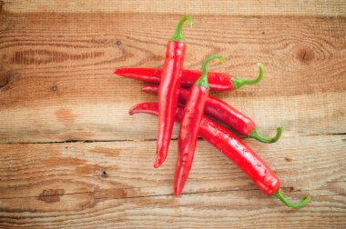 ahşap rustik masa vintage taze ve baharatlı biber