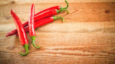 ahşap rustik masa vintage taze ve baharatlı biber