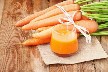 ahşap rustik masa vintage suyu ve taze havuç