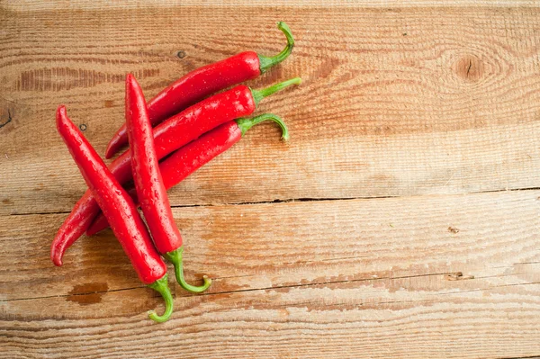 ahşap rustik masa vintage taze ve baharatlı biber