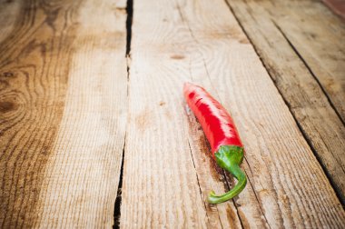 ahşap rustik masa üzerinde sulu ve baharatlı biber