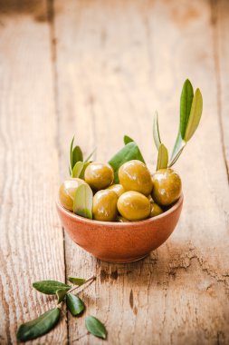 bir kasede rustik masa üzerinde zeytin