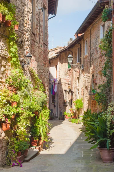 Mooie heuveltop stad in Toscane, Italië — Stockfoto