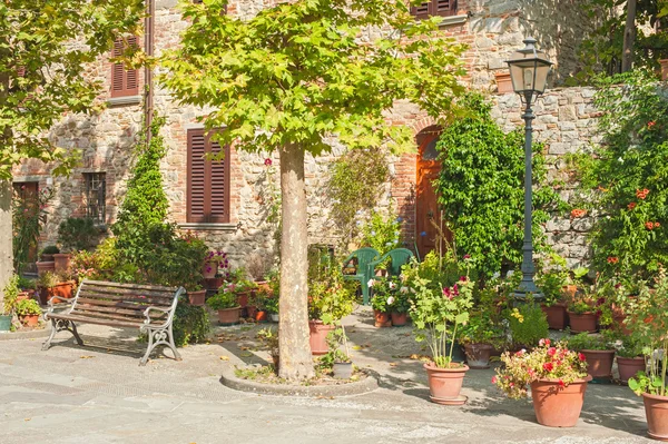 Hermosa ciudad en la cima de una colina en Toscana, Italia —  Fotos de Stock