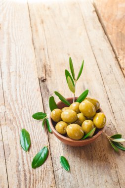 bir kasede rustik masa üzerinde zeytin