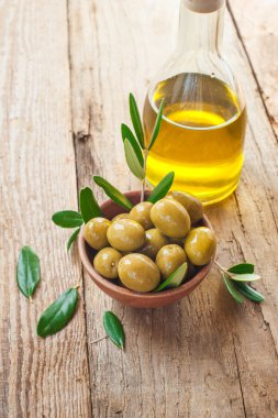 bir kasede rustik masa üzerinde zeytin