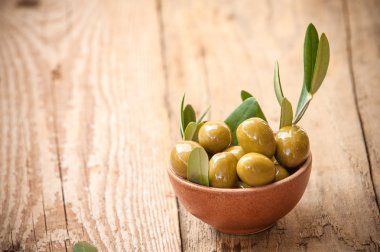 bir kasede rustik masa üzerinde zeytin