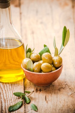 bir kasede rustik masa üzerinde zeytin