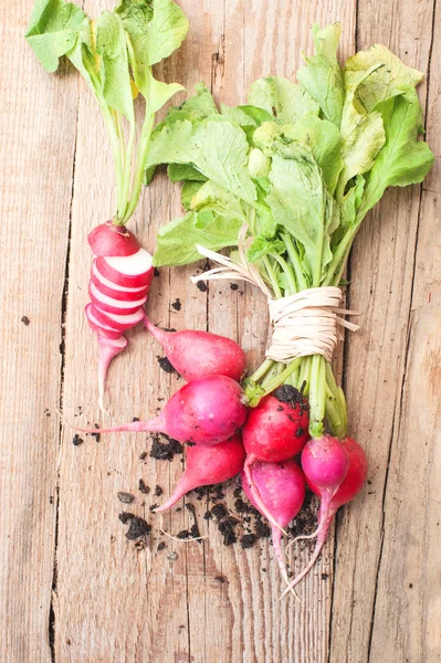 Frischer Rettich auf Holztisch — Stockfoto