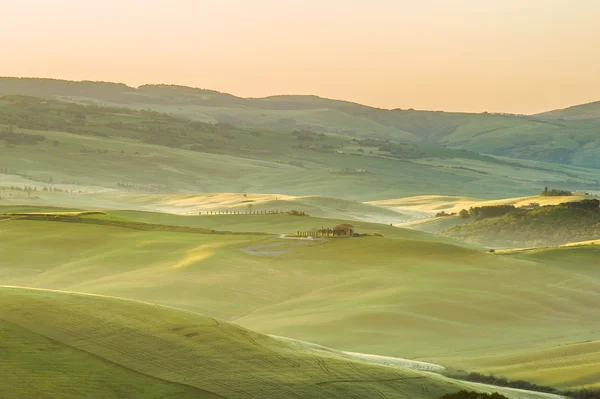 Paisagem toscana ao nascer do sol em silêncio e cores de paz — Fotografia de Stock