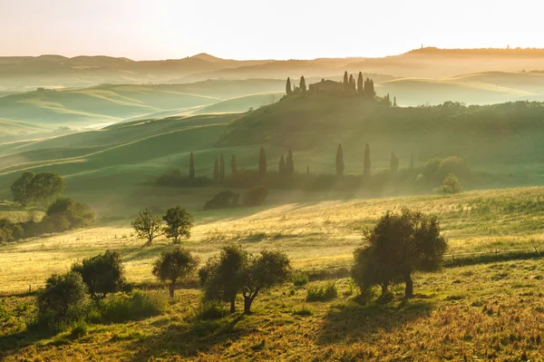 Toscaanse landschap bij zonsopgang in stilte en kleuren van de vrede — Stockfoto