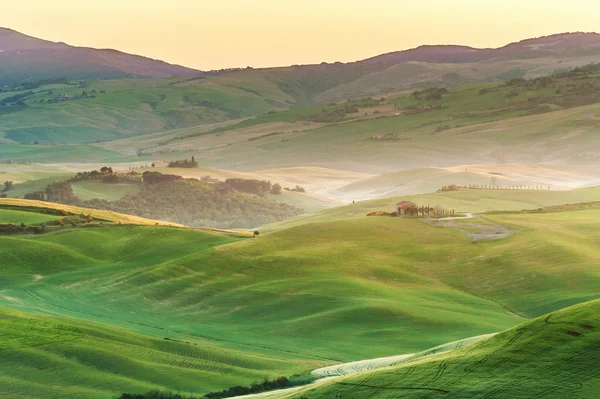 Toskanische Landschaft bei Sonnenaufgang in Stille und Farben des Friedens — Stockfoto