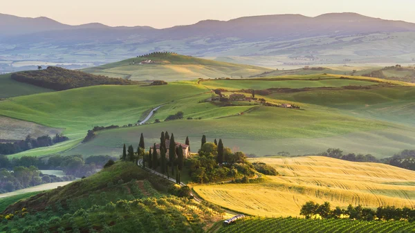Toskanische Landschaft bei Sonnenaufgang in Stille und Farben des Friedens — Stockfoto
