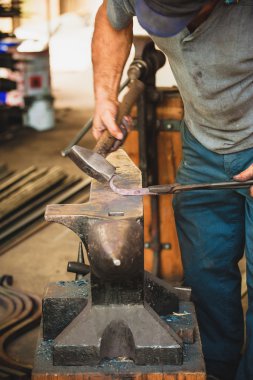 sert ve kirli iş yerinde bir demirci