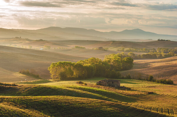 Hermosa luz del sol de la mañana en el paisaje toscano — Foto de Stock