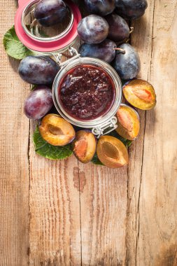 kavanoz Erik arka plan ahşap kırsal t çevrili Erik reçeli