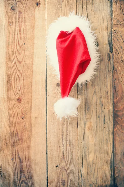 Cap St. Claus attached on a wooden door — Stock Photo, Image