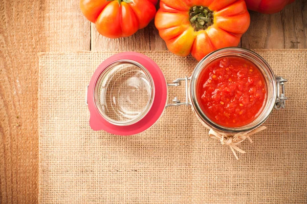 Tomates et sauce tomate, purée de tomates sur une table rustique en bois — Photo