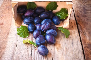 arka planda bir ahşap rustik masa üstünde tatlı Erik